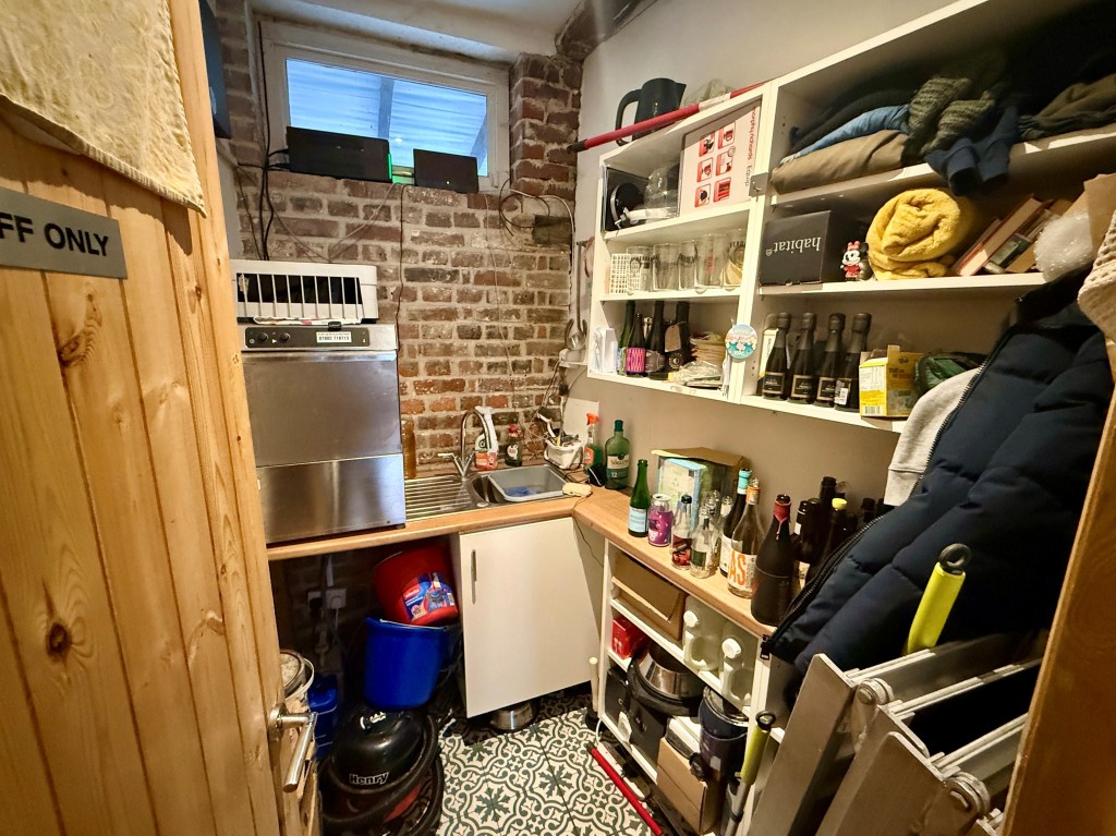 Lot: 73 - COMMERCIAL INVESTMENT IN HISTORIC TOWN CENTRE - Kitchen area